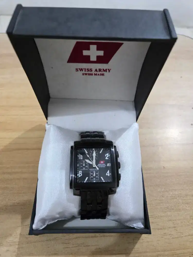 Jam tangan Swiss Army
