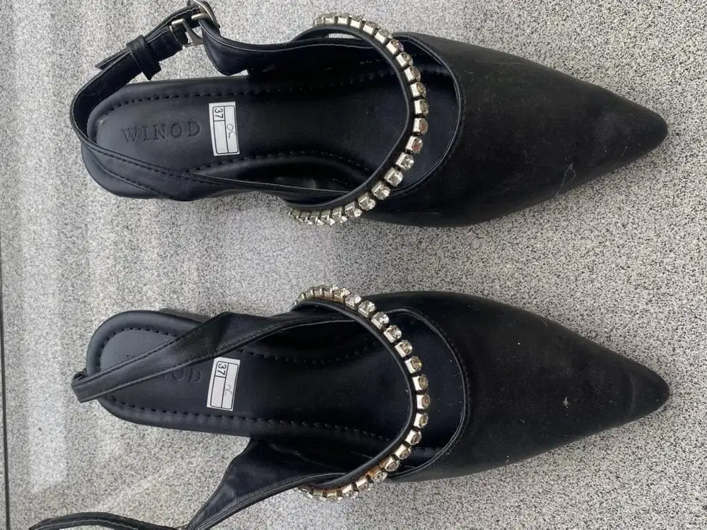 SEPATU WANITA HITAM