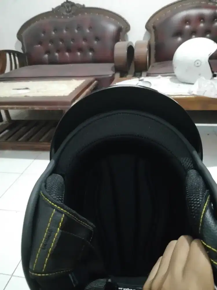 Helm carglos warna hitam glosi