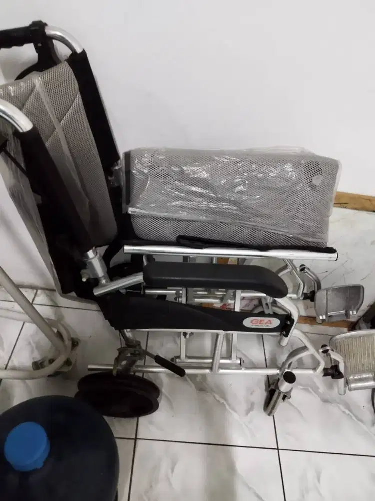 Kursi roda GEA bekas, tanpa ban