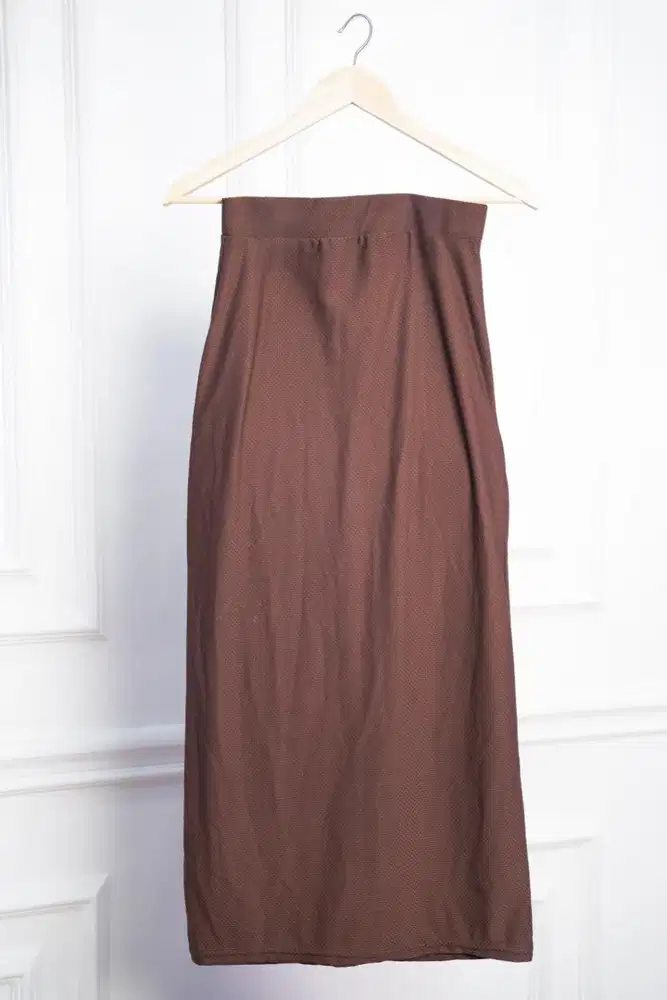 Rok Pensil Midi Cokelat Pola Micro-Dot