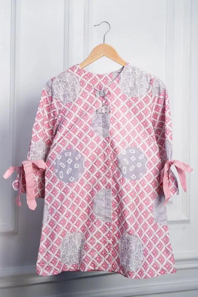 Blus Tunik Batik Modern/Shirt with Bow Sleeves