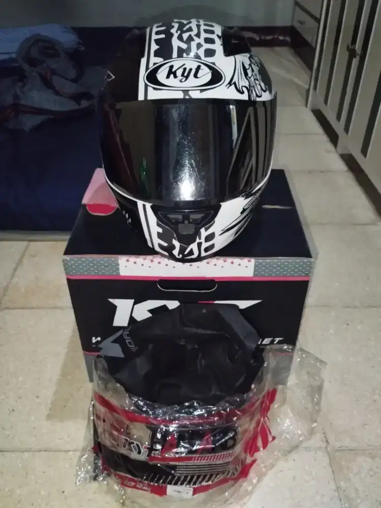 Helm KYT rc7 Corak White and Black