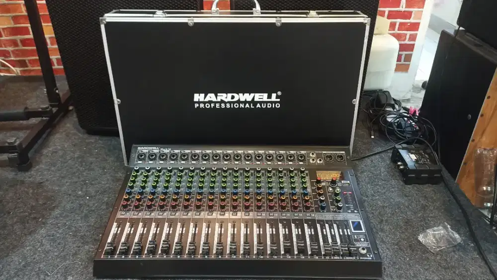 Mixer 16 Chanel Merk Hardwell Mark 16