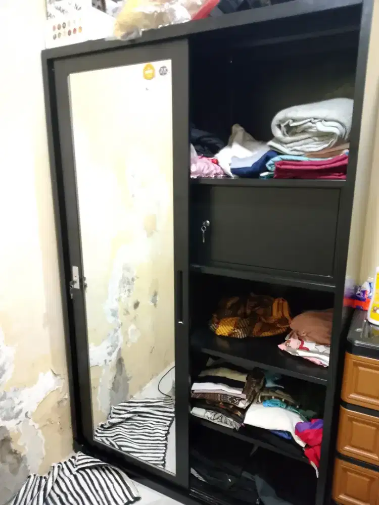 LEMARI BESI 2 PINTU , PINTU GESER SAMPING PAKAI RODA