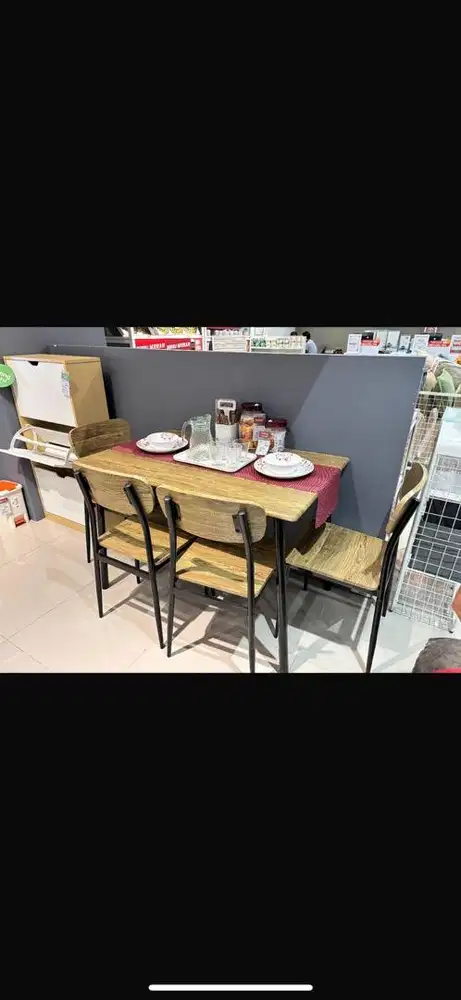 Meja makan minimalis aesthetic