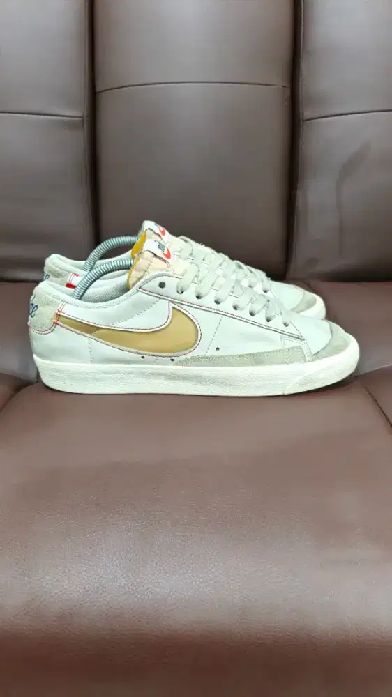 42- Sepatu second Blazer Low 77