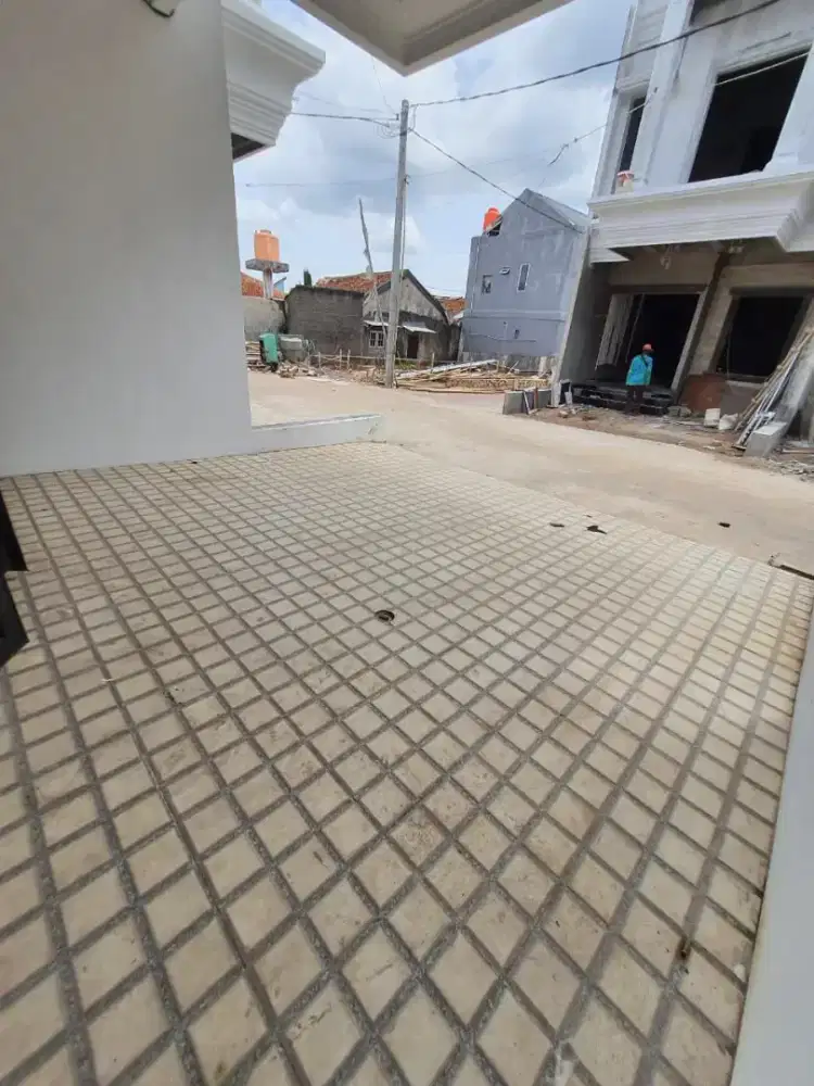 Dua lantai Clasik modern spek bata merah