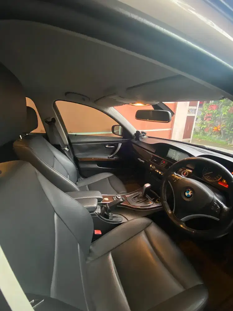 BMW 320i 2010 Bensin