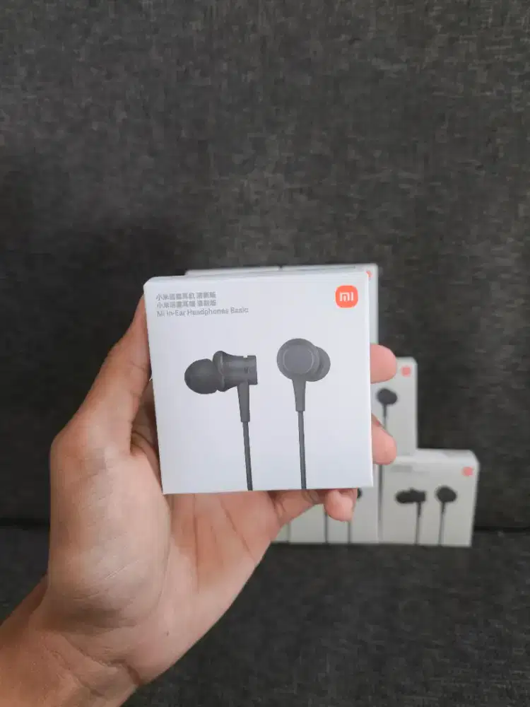 Xiaomi In-Ear Headphone Basic Earphone 
Built-in Microphone