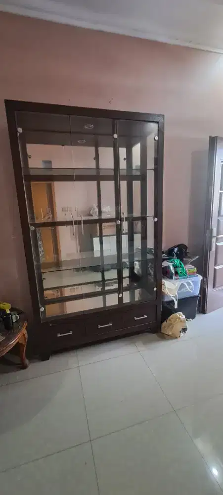 Di jual cepat lemari pajang