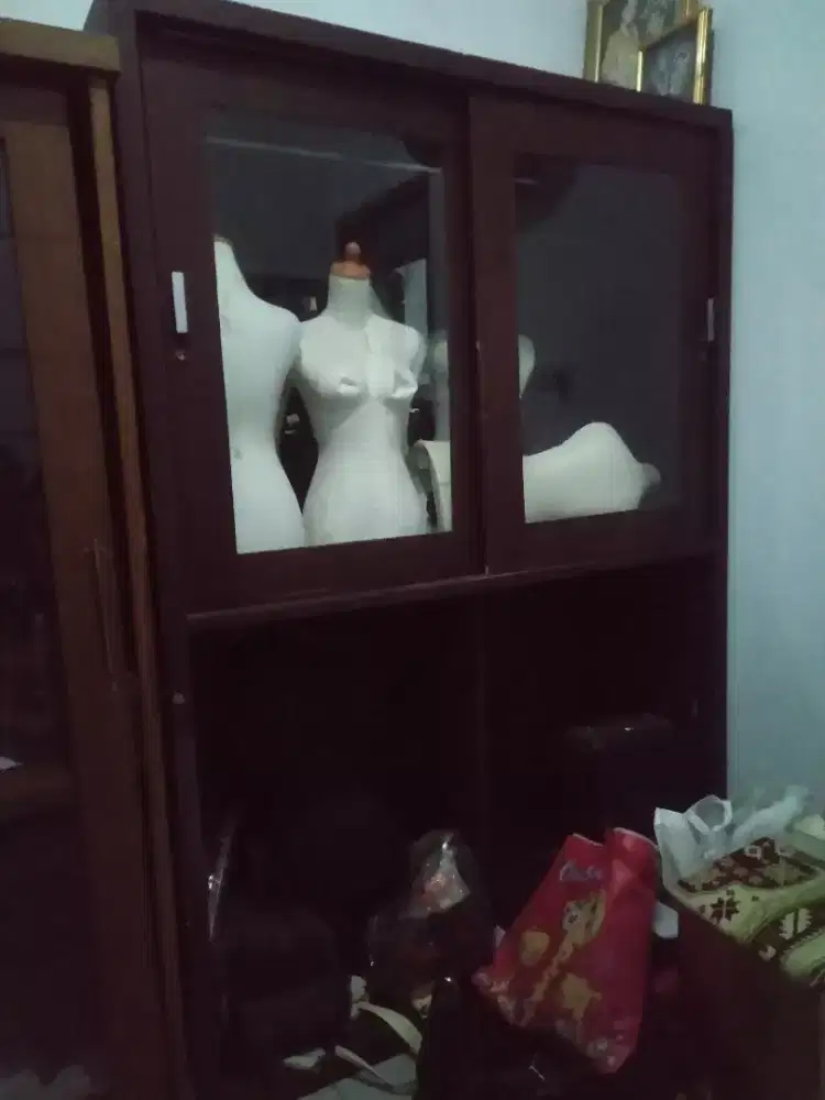 Lemari pakaian eks Busana Pengantin