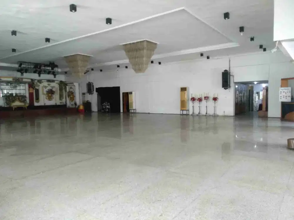 DISEWAKAN /JUAL BANGUNAN GEDUNG CCK UTK SHOWROOM KANTOR RESTO JL.GENTENGKALI TUNJANGAN SURABAYA