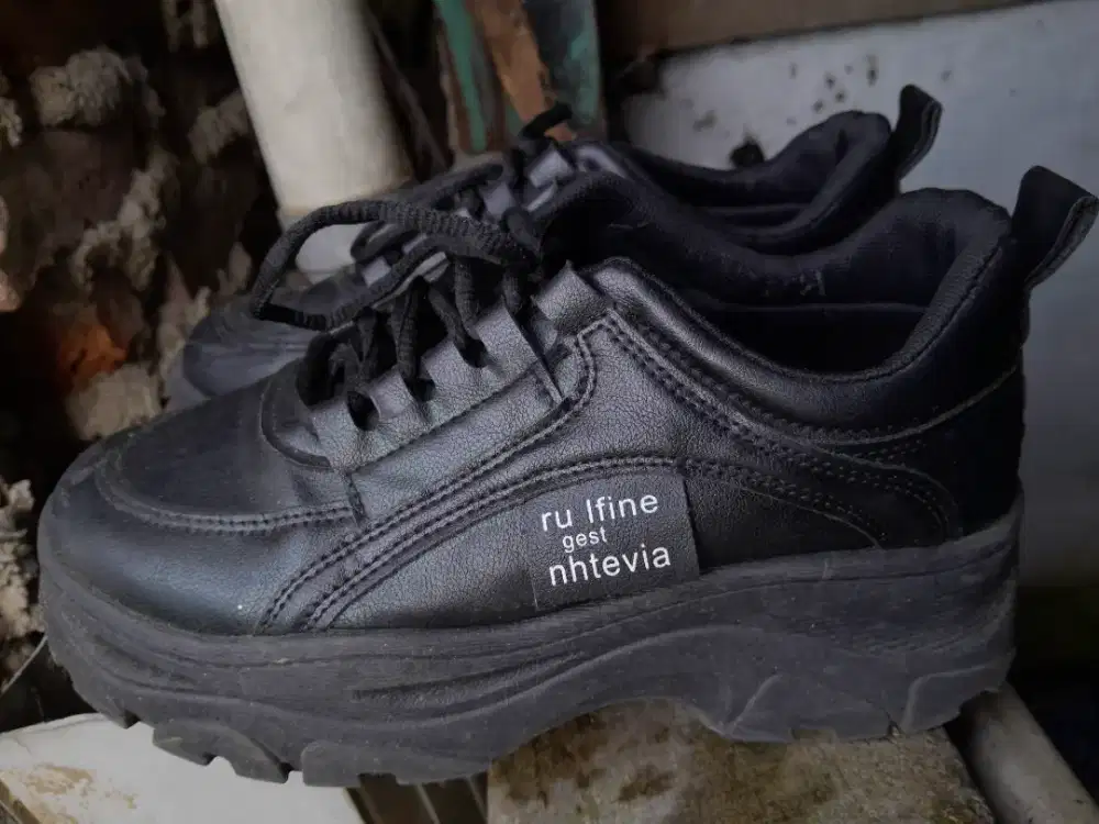 Sepatu Sneakers 5cm Bekas