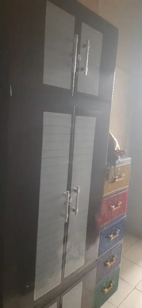 Lemari plastik  tinggi ada 3 pintu