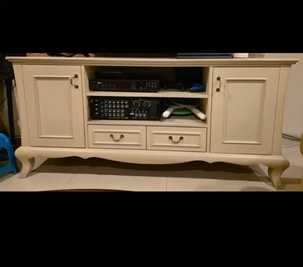 Sofa ashley Informa 3 baris dan 1 lemari TV klasik