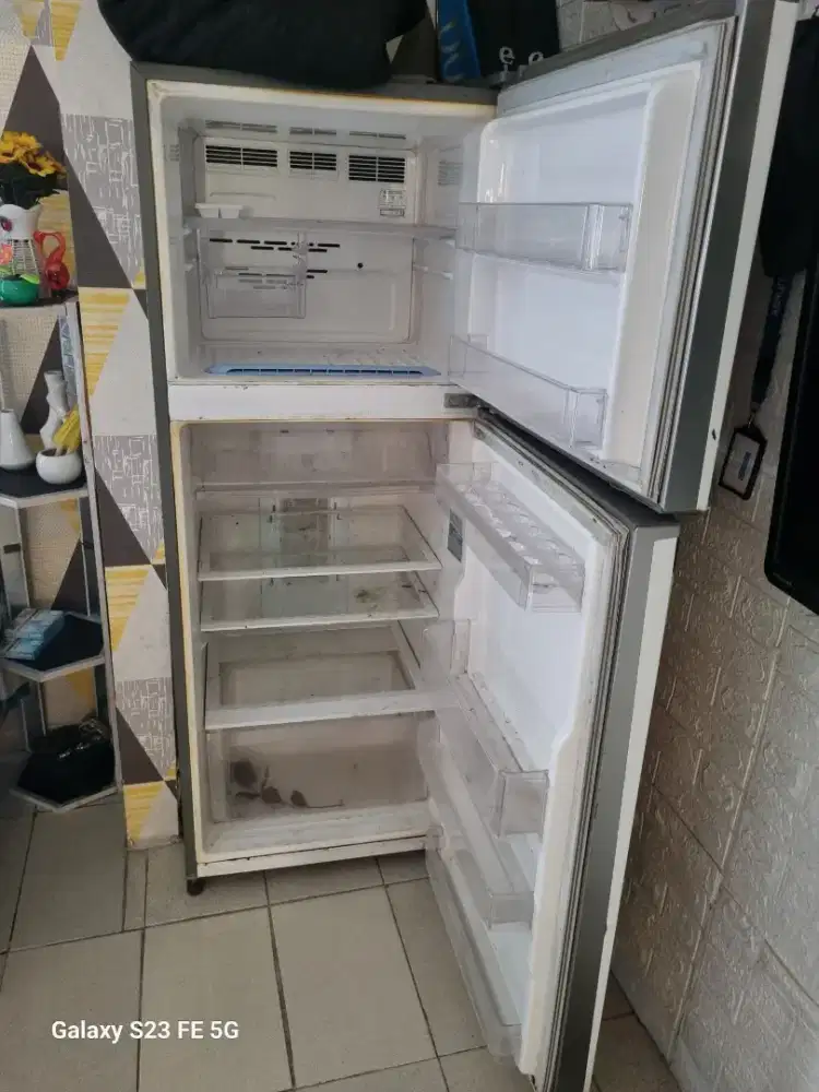 Kulkas 2 pintu merk LG ukuran Besar