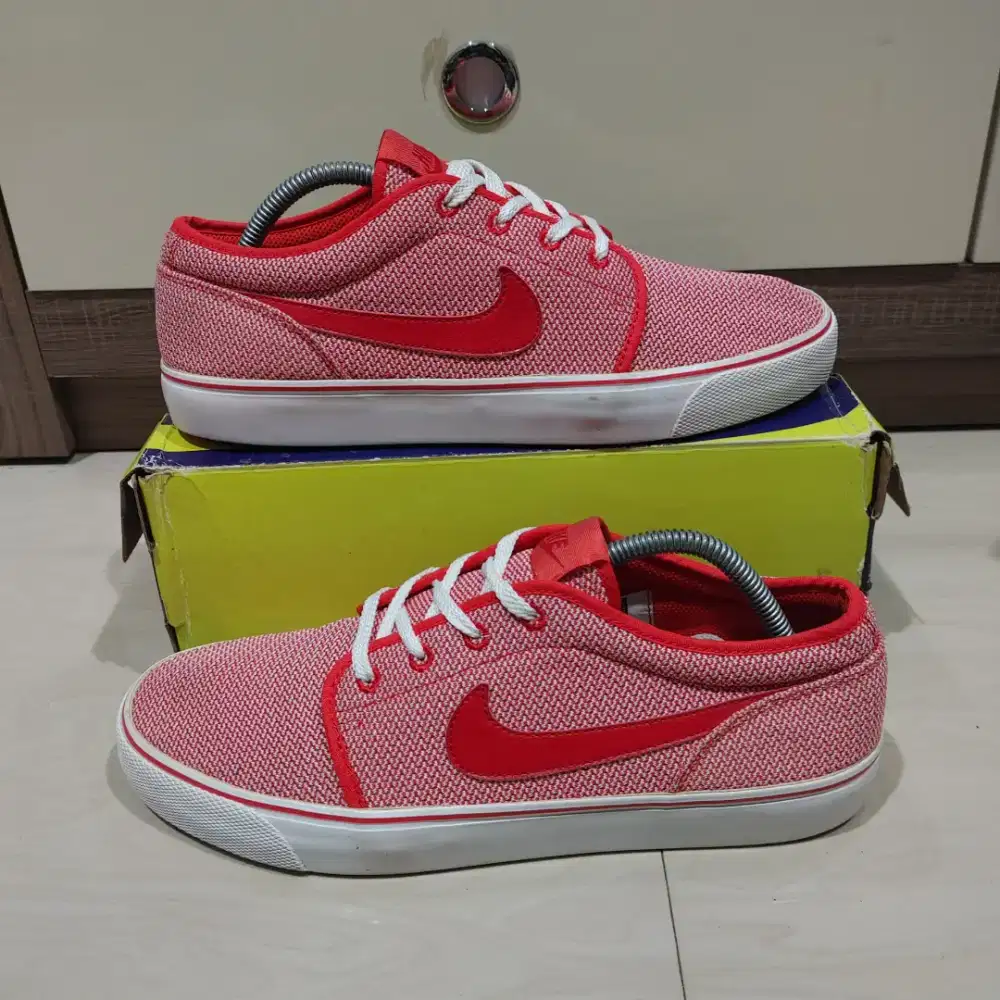 Sepatu Nike toki low preloved size 44