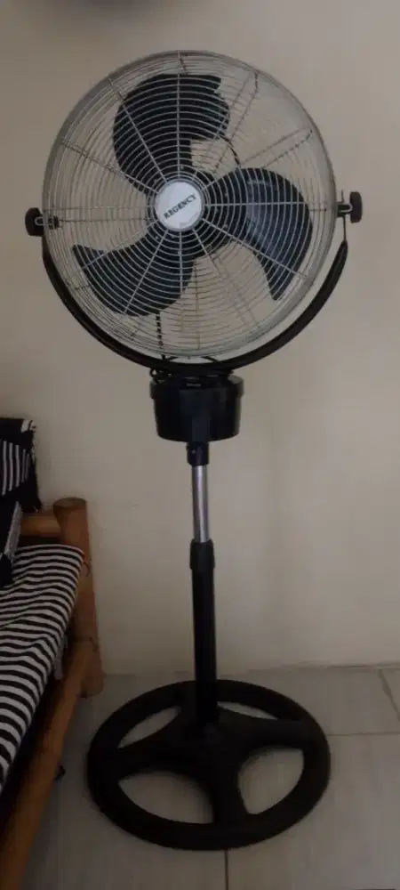 Kipas angin regency tornado 18 inci