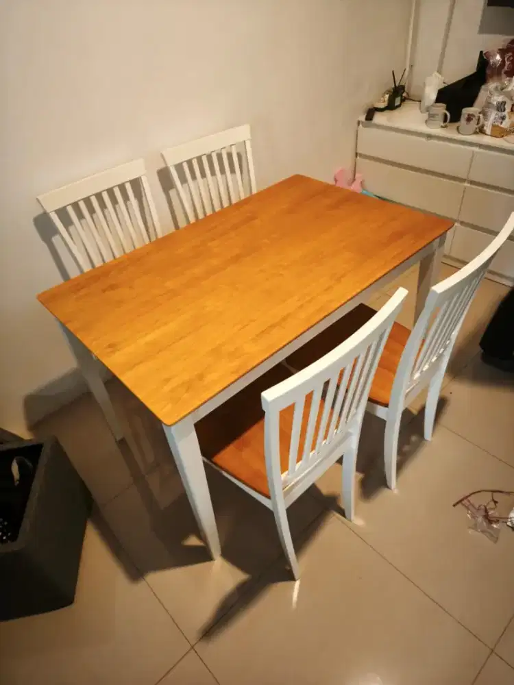 meja makan kayu asli merk Selma/Informa