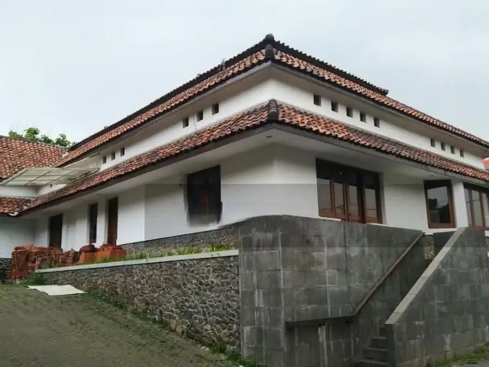 Best Price! Rumah Belanda mainroad jalan Riau Bandung cocok untuk hotel bank kantor