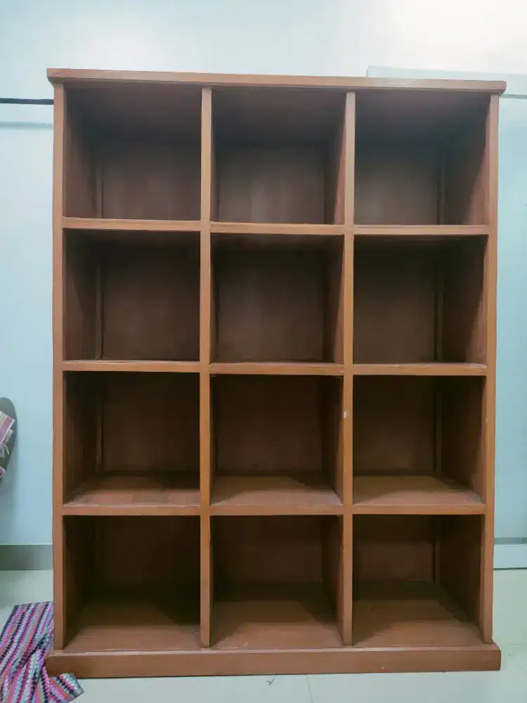 Lemari partisi ex kios