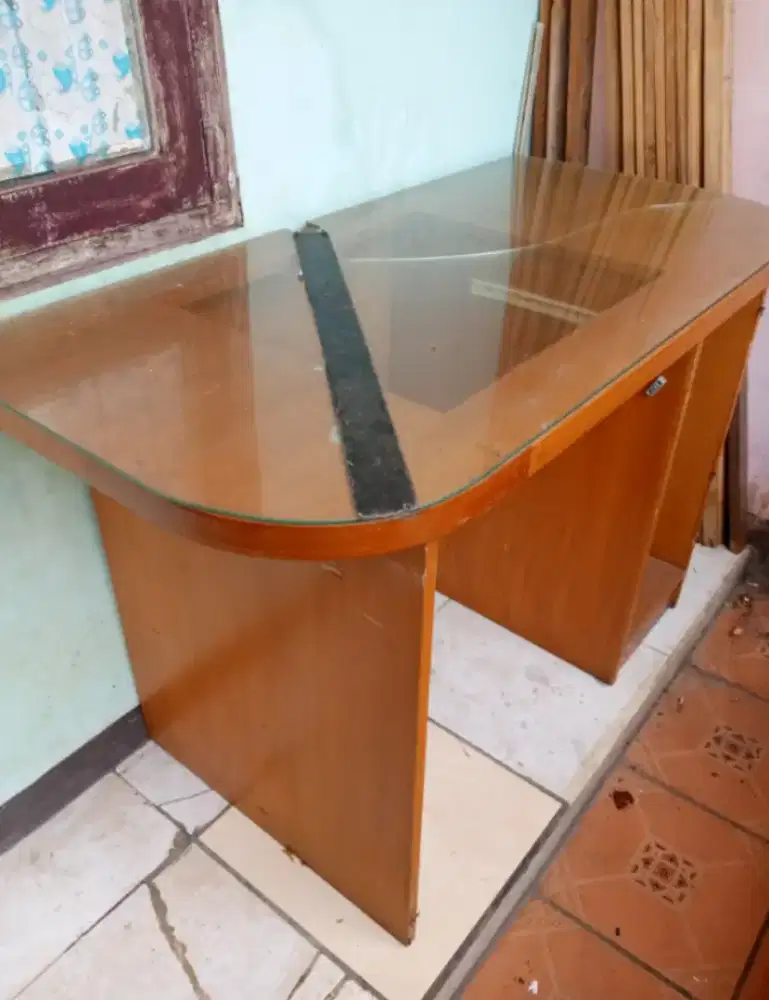 Meja kayu lapis kaca tebal