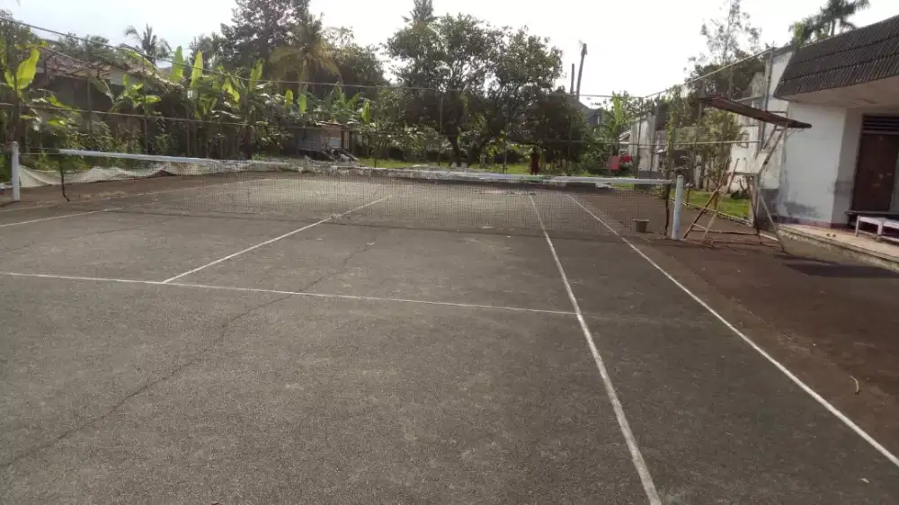 Rumah dan lapangan tenis