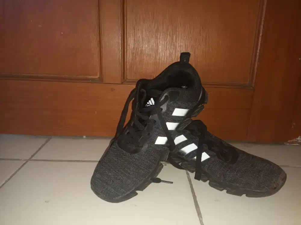 Jual sepatu lari Adidas