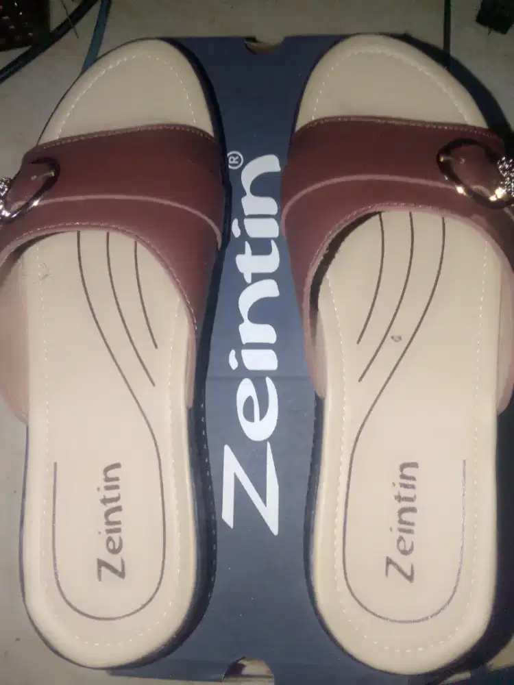 dijual sendal merek zeintin msh baru ukuran 38 warna coklat