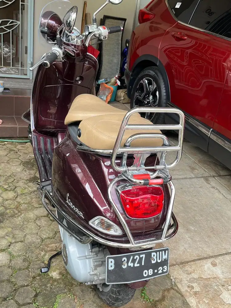 Piagio warna burgundy antik