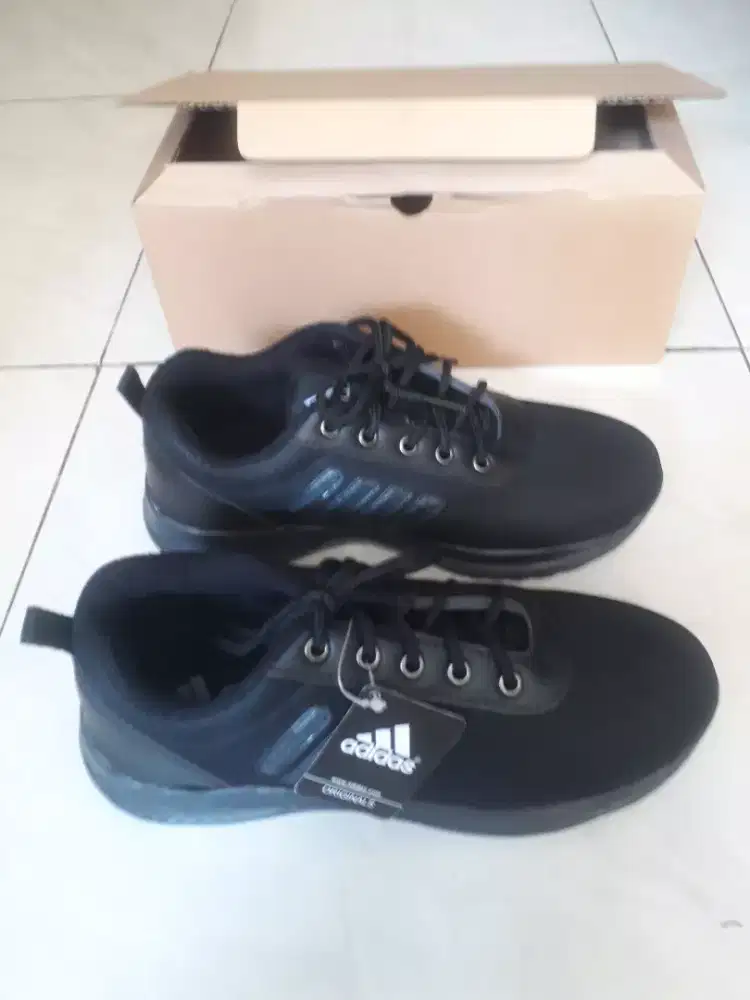 Sepatu uk 36 masih baru