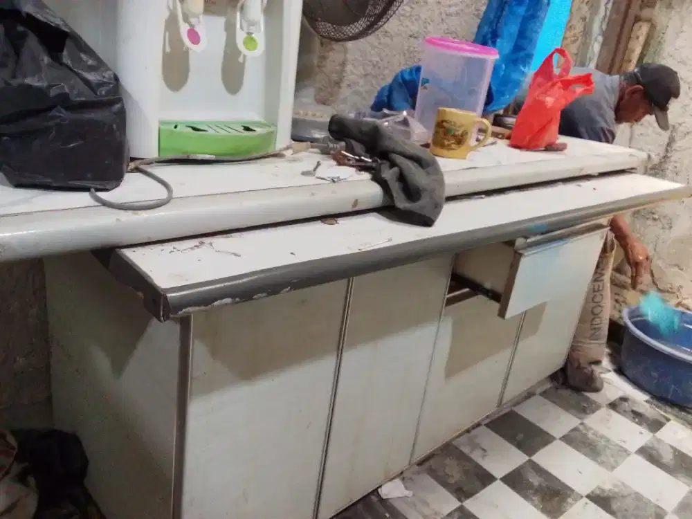 Drawer kantor atau meja komputer kondisi apa adanya