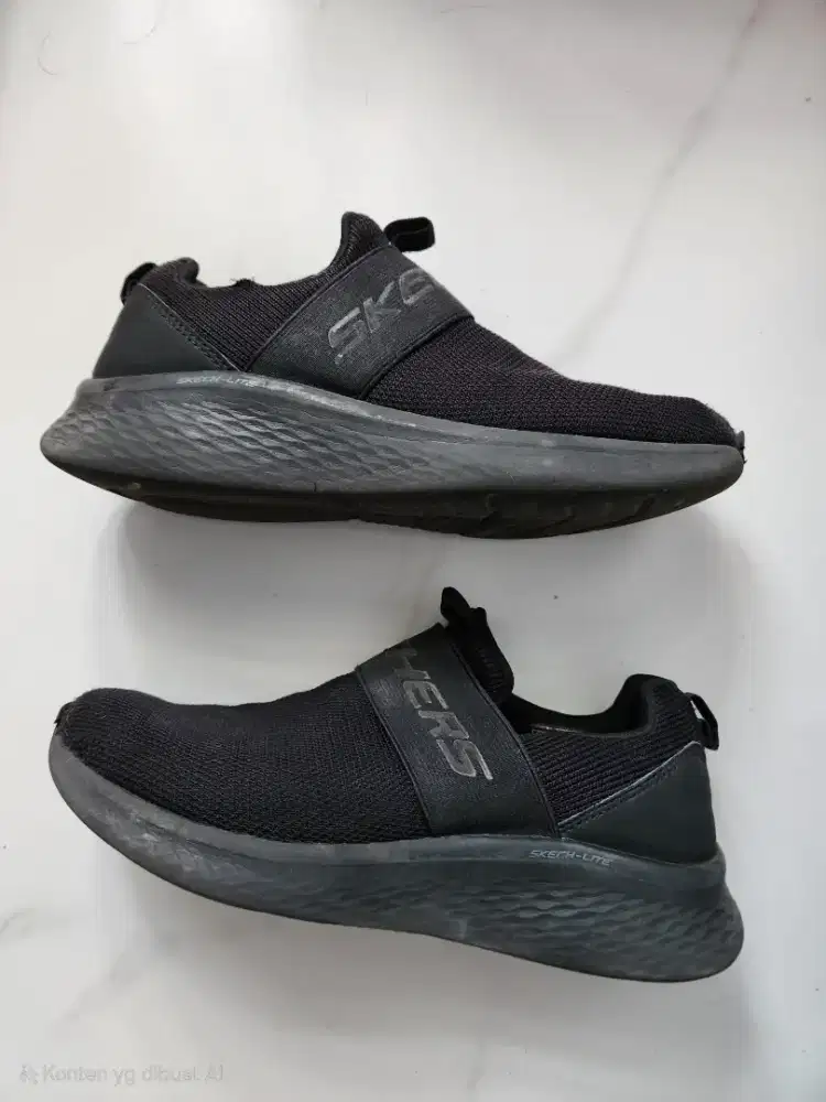 Sepatu skechers ukuran 37