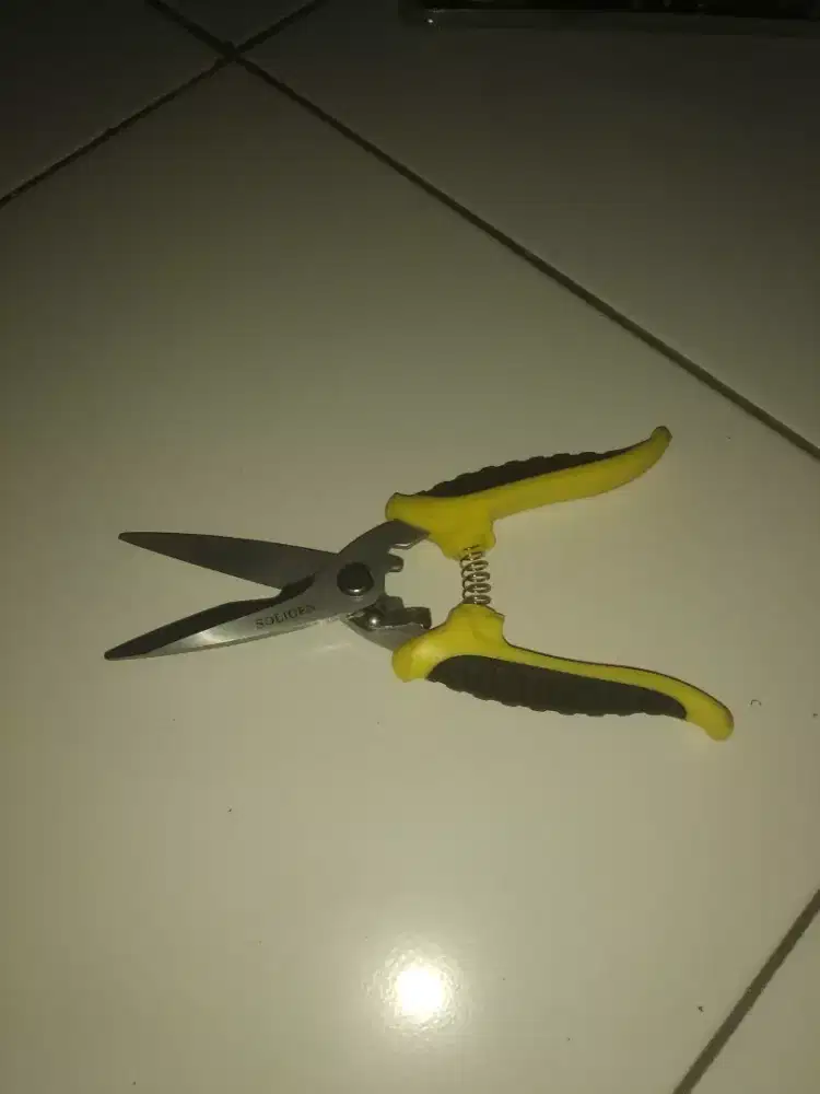 Gergaji tekiro dan gunting aluminium