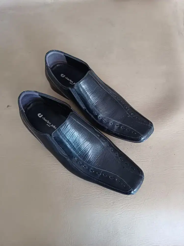 Sepatu pantofel kulit