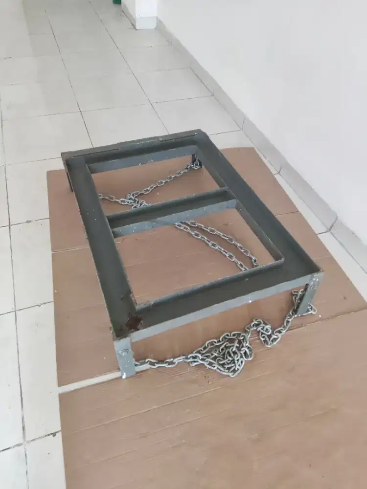 rak besi dan karpet bekas