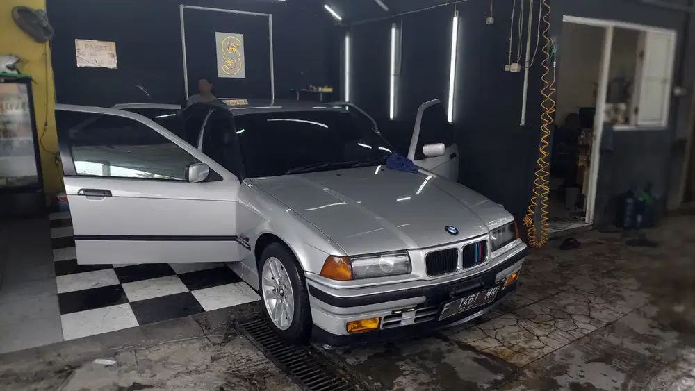 BMW 318i 1996 Bensin