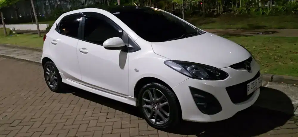 Mazda 2 putih bekas