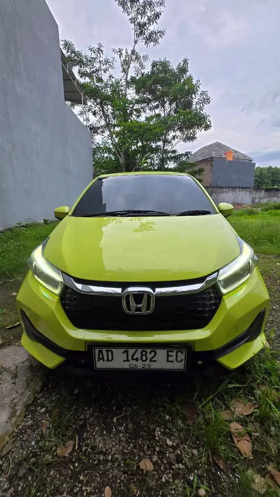 Honda Brio E CVT 2024 – Warna Hijau Premium