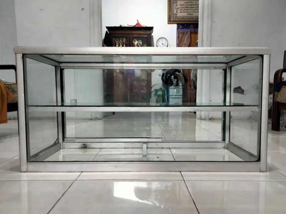 Etalase kaca 2 tingkat