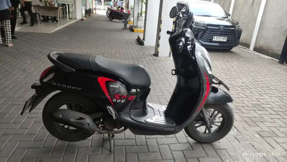 Motor Scoopy sporty hitam 2022