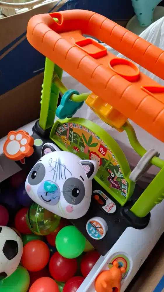 Mainan anak untuk mendorong dengan musik dan gerakan lain