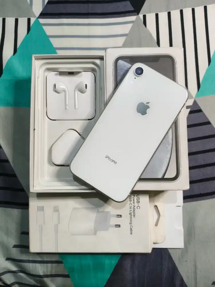 iPhone XR 64GB Fullset ex pemakaian perempuan