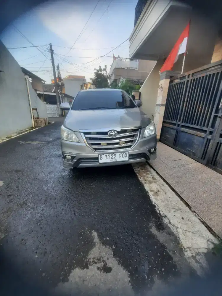 Dijual mobil Innova V Luxury th 2014