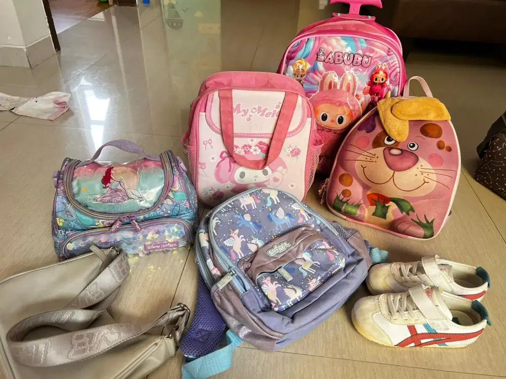 Tas dan sepatu anak sekolah TK