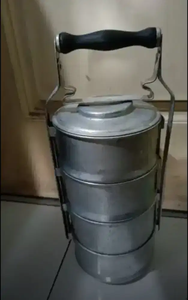 Dijual Rantang klasik 4 susun tinggi kurang lebih 28cm.
