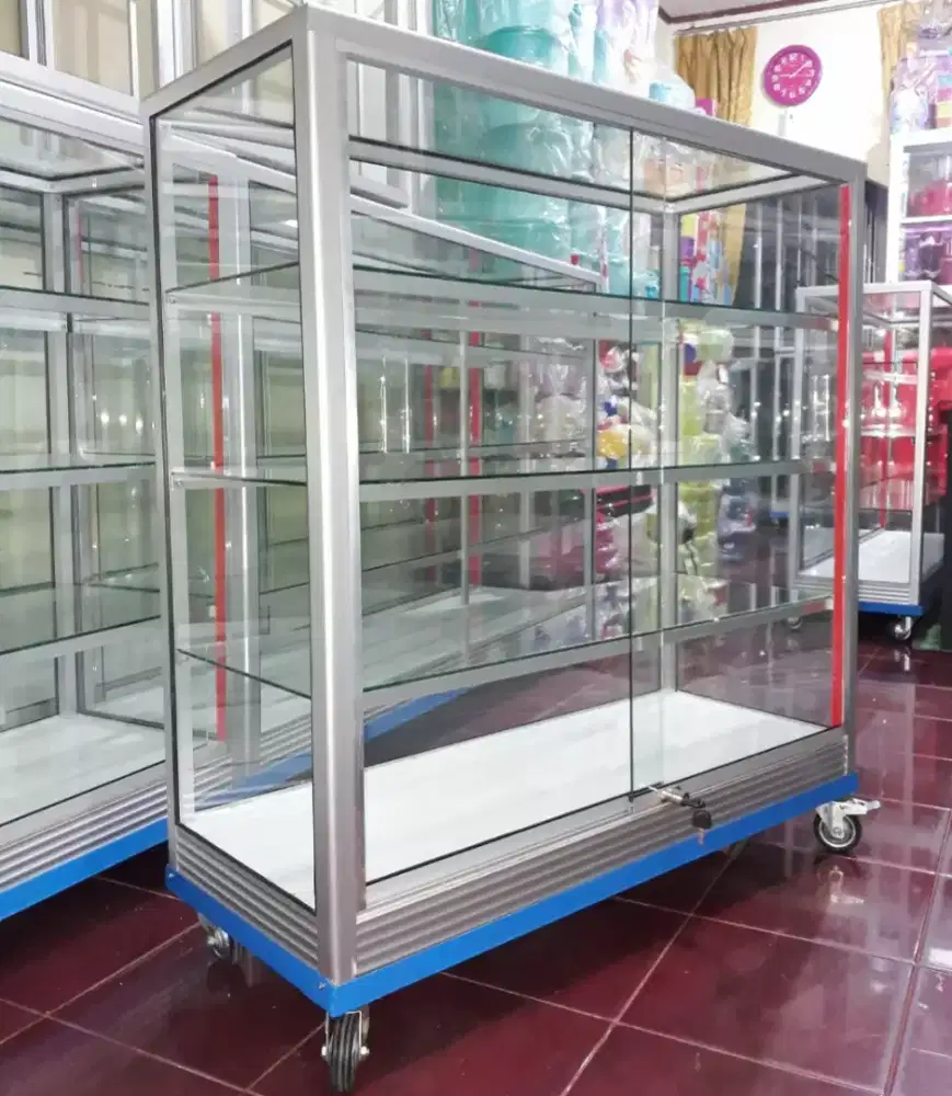 Etalase 1Mx1M Pakai Roda & Kunci