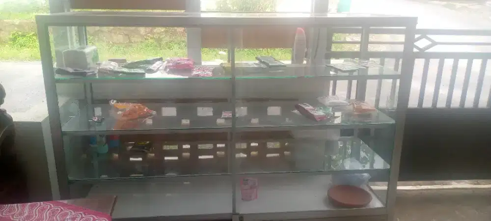 Etalase untuk jualan warung kelontong