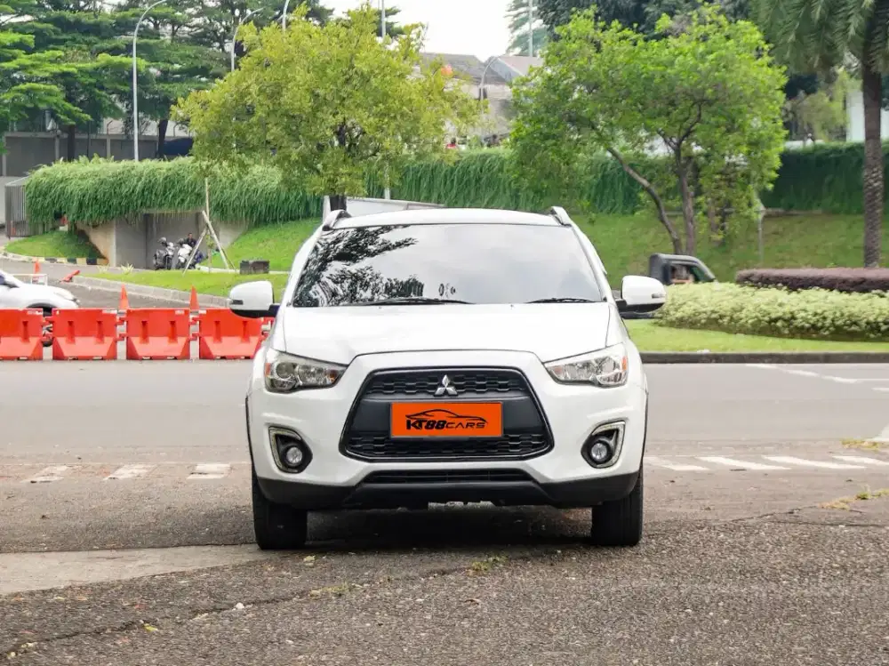 OUTLANDER PX TAHUN 2015 WARNA PUTIH